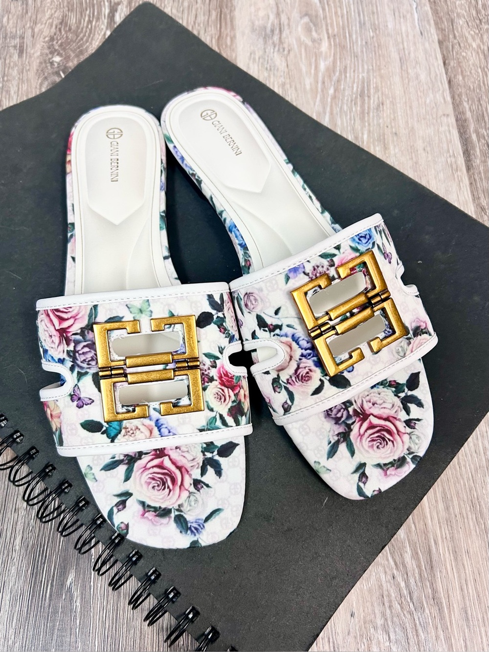 GIANI BERNINI 🧫 Ingrid White Floral Embellished Flat Slide Sandals - Size 10
